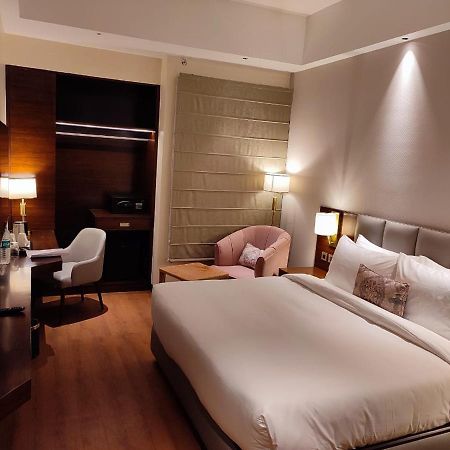 Hotel Peninsula Панчкула Екстер'єр фото