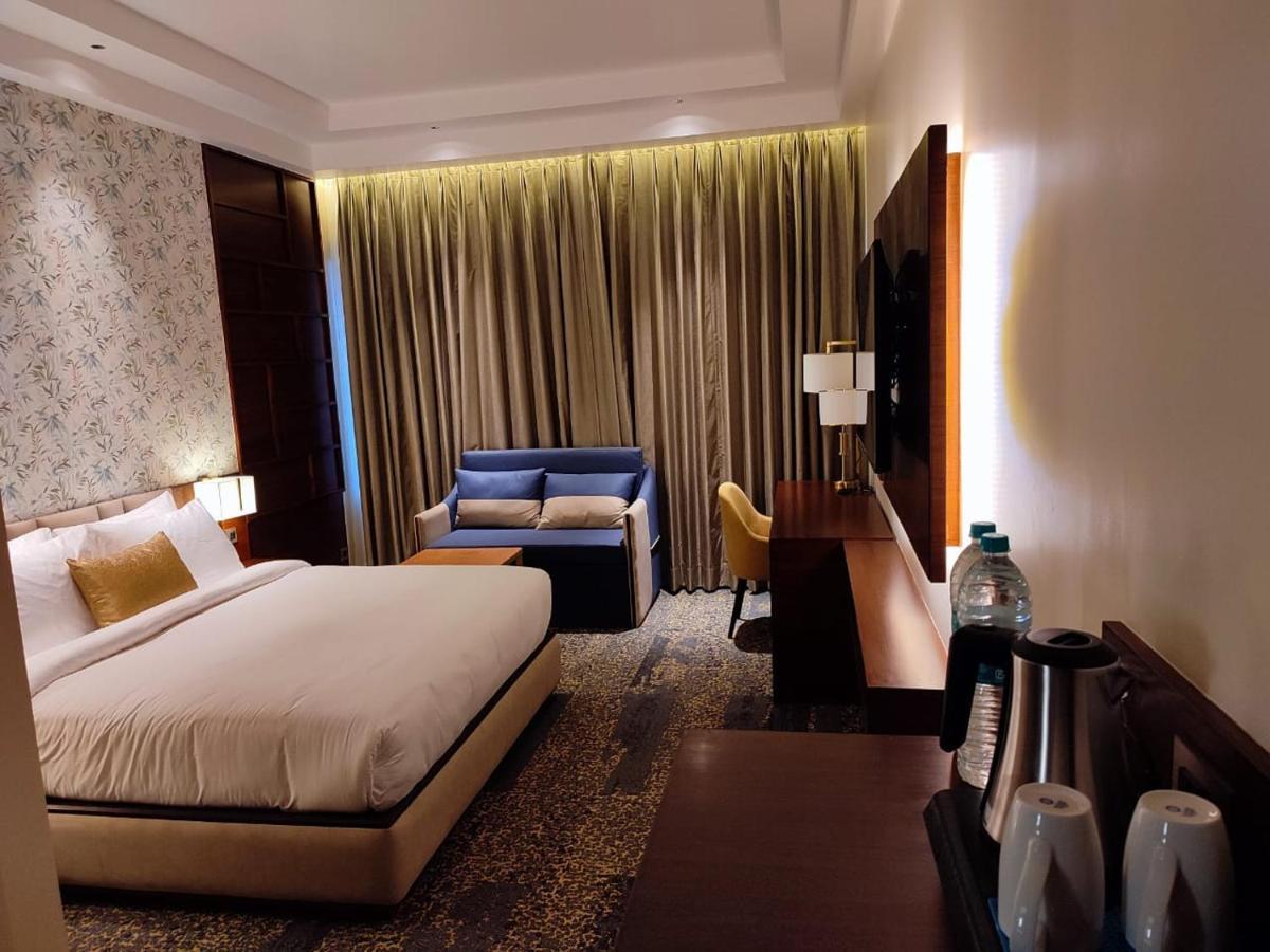 Hotel Peninsula Панчкула Екстер'єр фото