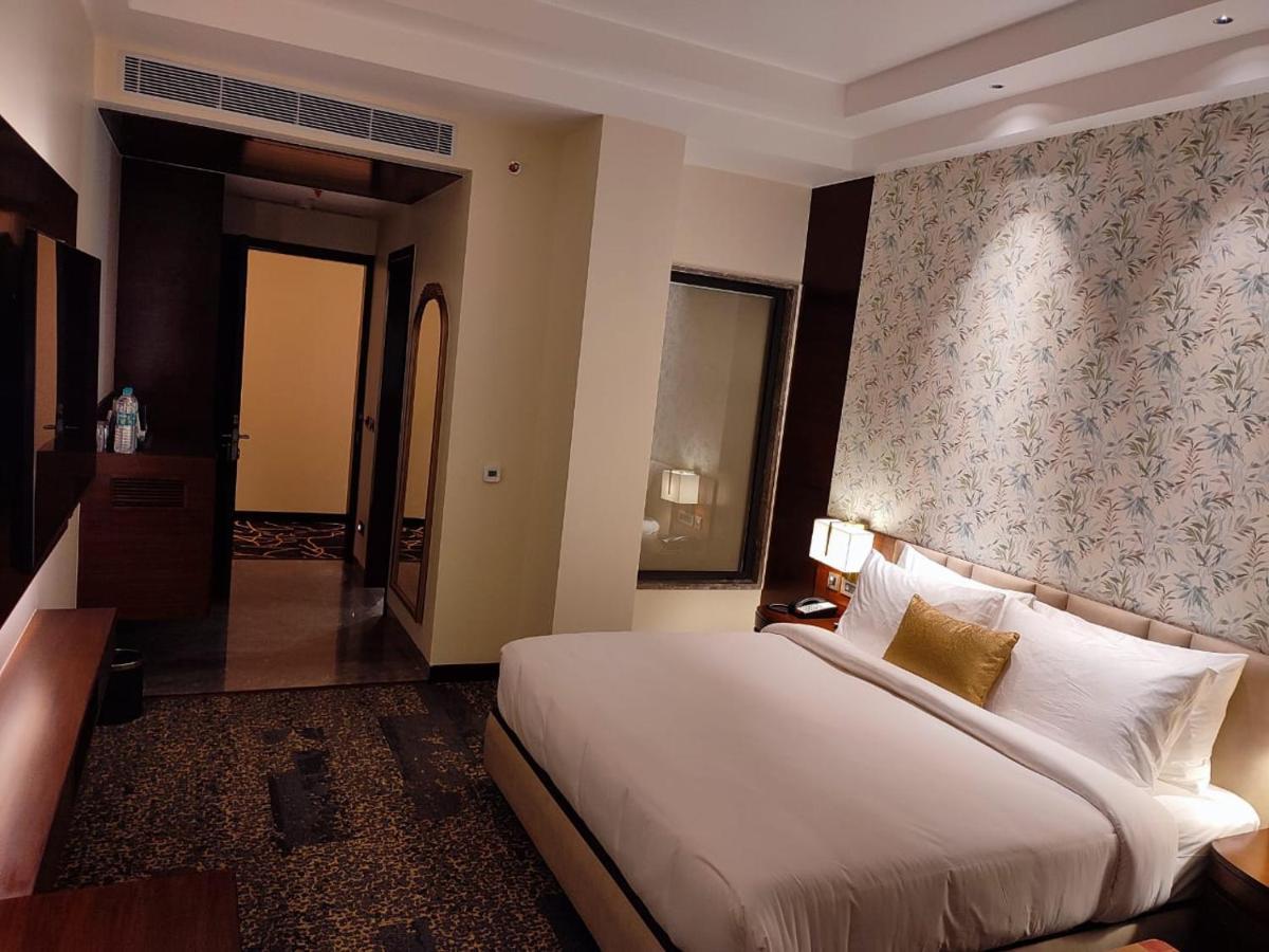 Hotel Peninsula Панчкула Екстер'єр фото